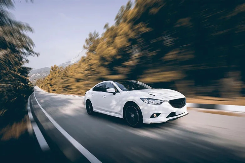 Weißes Auto auf der Landstraße